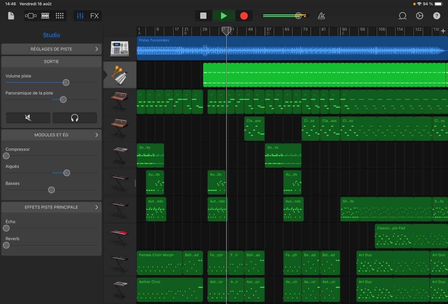 Gros plan sur un casque d'écoute avec en arrière-plan un écran d'ordinateur affichant le logiciel GarageBand, illustrant un environnement de création musicale numérique.